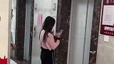 妙龄女子遭挟持，巧用手势化解危机！女孩子在外一定要注意安全保护好自己