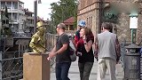 国外爆笑街头恶搞，摆放的铜人伸出手来，路人反应如猪叫似的