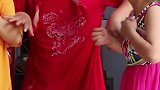 姐妹俩为了逃债出走，竟全然不顾妈妈，结果妈妈被人撵出去打一顿