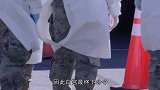纽约堆积大量尸体无法处理，军队进城收尸，启动囚犯开始挖掘墓坑。
