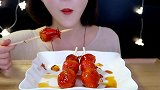 小姐姐绝对是个精致的姑娘，吃草莓糖葫芦都吃得这么优雅