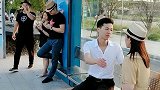 尴尬，这情侣唱跑了