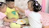 两个是亲妹妹，另外一个像捡来的