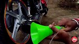 牛人用玩具喇叭给摩托车做的消音器,要不要这么天才