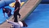 危险！女子坠下网红摇摇桥，遭桥挤压碰撞网友：存在安全隐患！