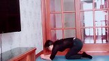 靠着墙练习腹部核心，核心力量练好了