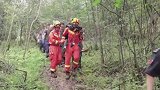 驴友遇暴雨被困深山，消防员出动救援