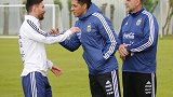 恩佐佩雷斯与阿根廷汇合 梅西握手+耳语表欢迎