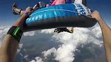 刺激！美国女子坐充气泳圈3926米高空跳伞 半途伙伴松手