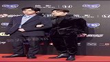 王嘉尔挽着井柏然走红毯，是两只摇头机器没错了时尚穿搭