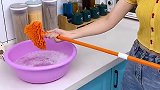 看看我家高处的卫生都是用这个三角拖把 打扫的，长短可以伸缩，轻松够到屋顶，打扫方便