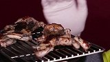 小姐姐亲自烤牛蛙肉，烤完了直接吃，看着有点害怕呀