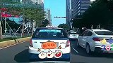 招手叫我让一下，你也不能吓我一跳