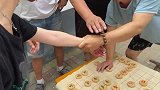 小姐姐和大爷的搞笑棋局，就算下雨也没有撤退可言！