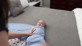 外国妈妈把娃裹起来睡觉，既温暖又让小宝宝有安全感，还防踹被子