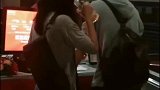 韩庚带女朋友卢靖姗和小姨子现身机场，体贴入微