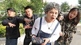乐于助人的阿宝竟抢走阿姨的包？到底谁是坏人谁是受害者？