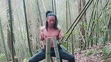 这位大哥一看就是个高手，徒手劈竹子，太厉害了