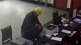 大爷抱两枚炮弹进派出所，值班女警看到直害怕！