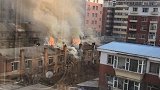 广西柳州一两层小楼突发大火 现场火光冲天 房顶都烧穿了