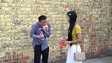 乞丐向女孩乞讨，女孩又给面包又给钱，五年后乞丐这么报答