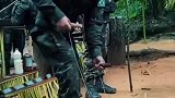 国外士兵丛林取火训练，像棉花团一样的东西叫火绒