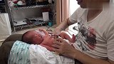 奶爸真人演示：给初生婴儿排便排气的正确方法，新手父母可以借鉴