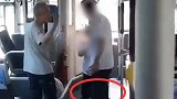 山东一老人嫌司机起步快不依不饶 公交司机下跪道歉