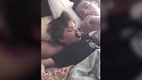 宝宝睡着了，爸爸作怪将奶嘴拿走，宝宝的反应真的是超可爱呀！