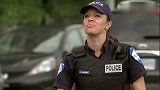 国外恶搞，警花查车时请车主到警车坐一下，不料警车变得怪事连连