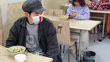 男子自制拉链口罩，戴着吃饭毫无压力