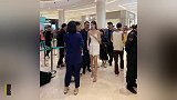 乔欣出席活动为什么全程捂衣领当她双手拿开时，网友：不淡定了