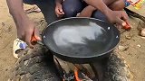 非洲人也会炒螃蟹，和老婆一起做菜，看得我吞了两口口水！