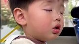 妈妈带儿子坐公交，儿子在车上困的直点头