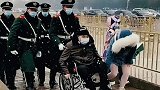 天安门广场入口通道处，兵哥哥帮游客推轮椅，这就是中国军人！