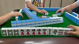 四川麻将：小姐姐开局遭受大牌，必须要从麻友身上捞损失！