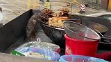 吃完还不忘打包带走一份