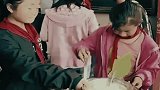感人姐姐背弟弟上山路，每天坚持上学