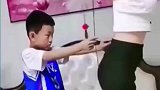 妈妈正在做拉伸，身后将迎来重重一击
