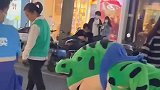 青蛙在街边撸猫，主人却担心猫被青蛙吃了