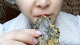 今天给大家表演一个秒冰，百香果味的呦