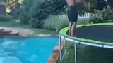 一男子想翻跟斗翻进游泳池，没想到脑袋撞到了泳池边，看着都疼