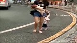 看到这一幕，不知道用什么语言来形容，这位年轻妈妈的不容易