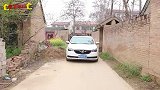 爆笑喜剧：男子搭车遇到不正经女司机，不料吓得拔腿就跑，太逗了