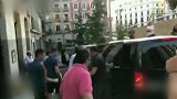 亲谁都行？女球迷狂喊阿森西奥 却热吻拉莫斯