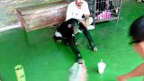 动物园里有一只猩猩，和管理员抢东西吃，看起来真是有趣！