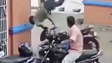 男子骑车迎头撞墙腾空翻 旋转180度落地竟毫发无伤