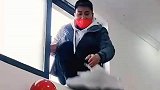 抢亲时伴郎爬窗户把床都给整折了