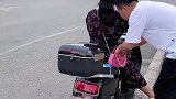 小哥做了好事，但被美女误会了！我就不明白为什么不直接提醒