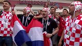 “格子军团”球迷广场狂欢 撑巨型克罗地亚国旗高歌助威